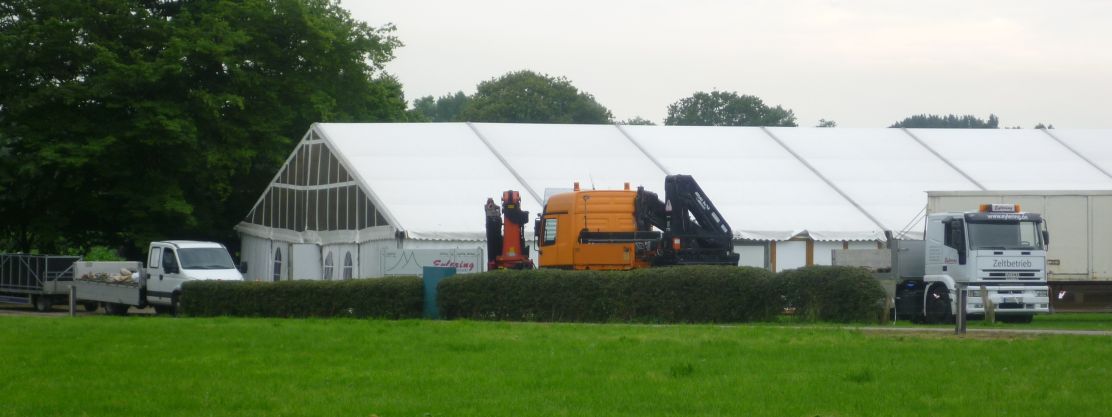 Foto vom Aufbaues des Zeltes