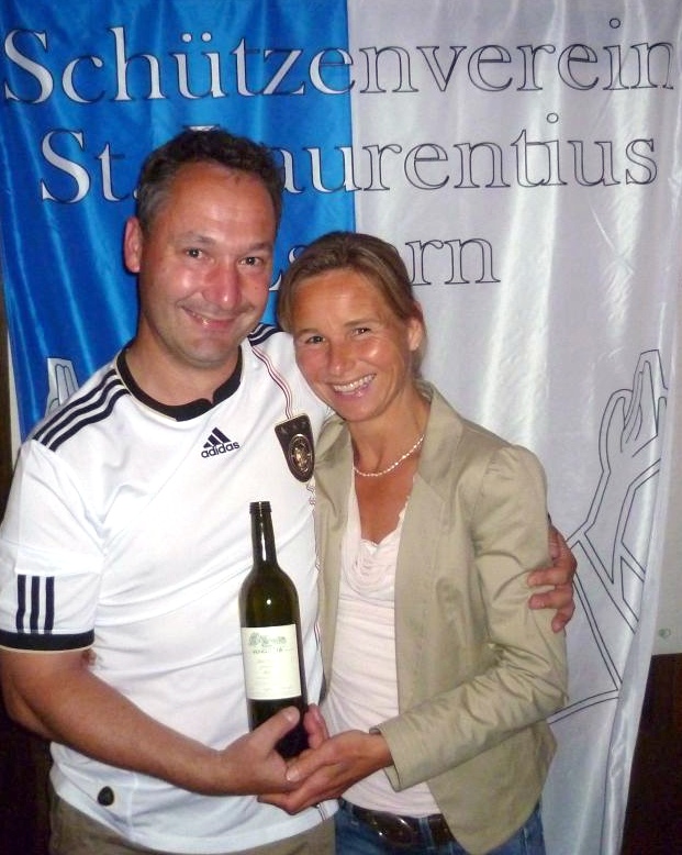 Martina Pieper und Willy Wolters präsentieren den Thronwein 2012.
